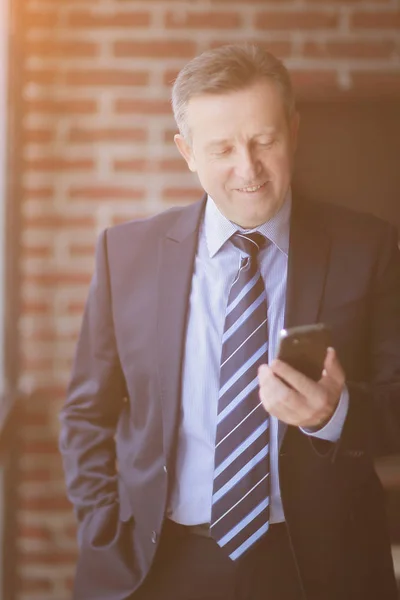 Senior affärsman läsa textmeddelande på smartphone. — Stockfoto