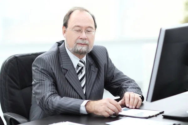 Successful senior businessman sitting at his Desk — Stock Photo, Image