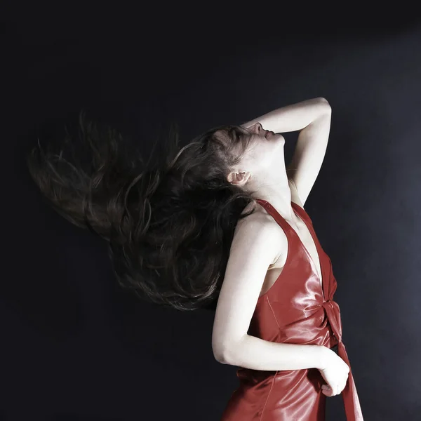 Kırmızı elbiseli çekici genç kadın portresi. — Stok fotoğraf