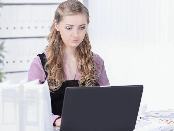 Young business woman working with financial documents — Stock Photo, Image