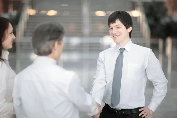 Manager da la bienvenida al cliente con un apretón de manos — Foto de Stock