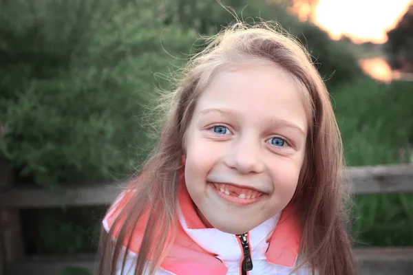 Sorridente bambina in un parco in autunno giorno — Foto Stock