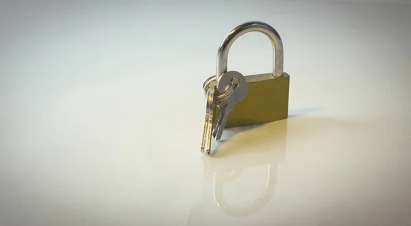 Lås och key.isolated på en mörk bakgrund — Stockfoto