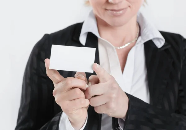 Exitosa mujer de negocios mostrando tarjeta de crédito en blanco — Foto de Stock