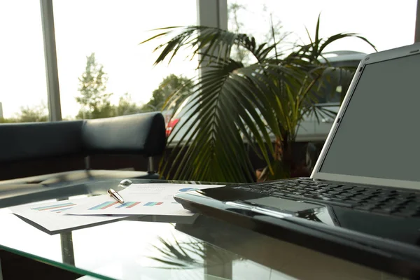 Zblízka. Otevřete laptop na stole v hale moderní banky — Stock fotografie