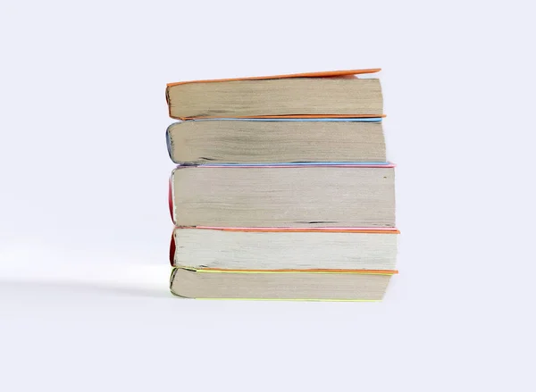 Kleine stapel books.isolated op witte background.photo met kopie ruimte — Stockfoto