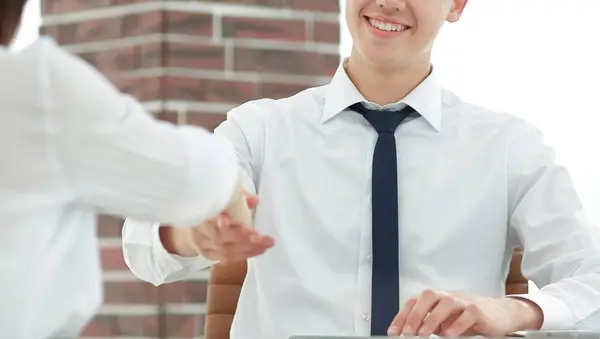 Saludo de bienvenida de un gerente y el cliente en la oficina . —  Fotos de Stock