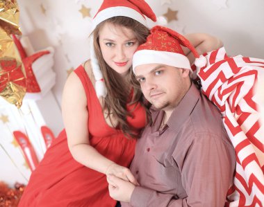 Yakın plan. Noel Baba kostümlü evli çift.