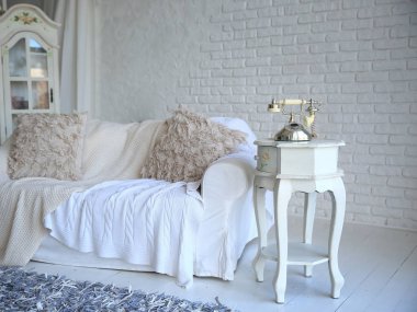 vintage telefon ile retro tarzı şık oturma odasında