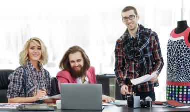 modern bir stüdyoda yeni fikirleri tartışmak tasarımcıları Grup