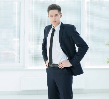 ofiste ayakta tam growth.confident genç iş adamı.