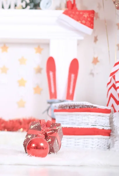 Close up.gift box and basket with gifts on Christmas background. — Stock Photo, Image