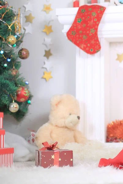 크리스마스 구성에 부드러운 장난감과 크리스마스 선물 — 스톡 사진