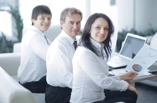 Retrato de la mujer de negocios moderna en el fondo de su lugar de trabajo — Foto de Stock