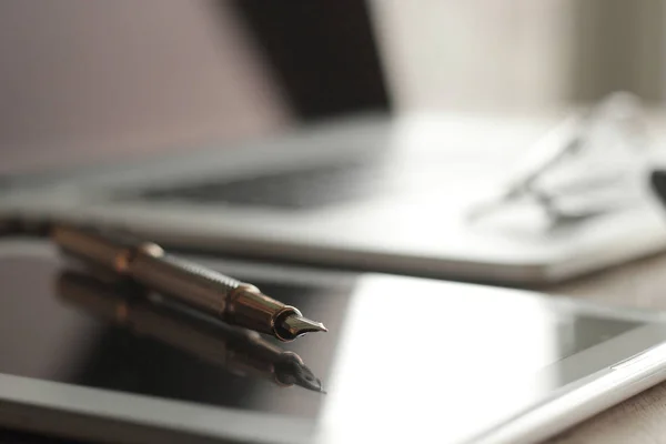 Κλείστε up.fountain πένα, το tablet και το φορητό υπολογιστή στο β table.business — Φωτογραφία Αρχείου
