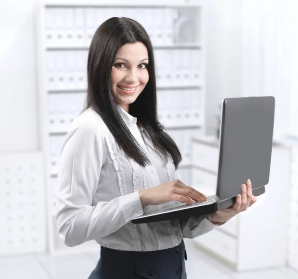 Assistente femminile utilizzando computer portatile in piedi in ufficio . — Foto Stock