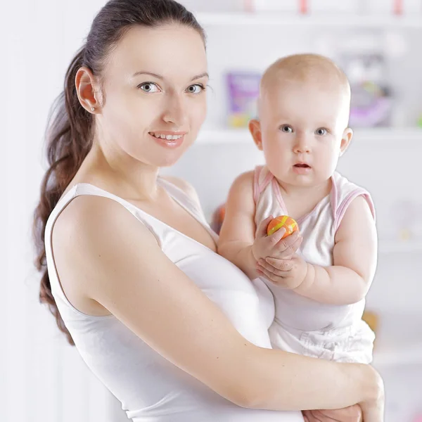 Moderna madre joven con un bebé encantador — Foto de Stock