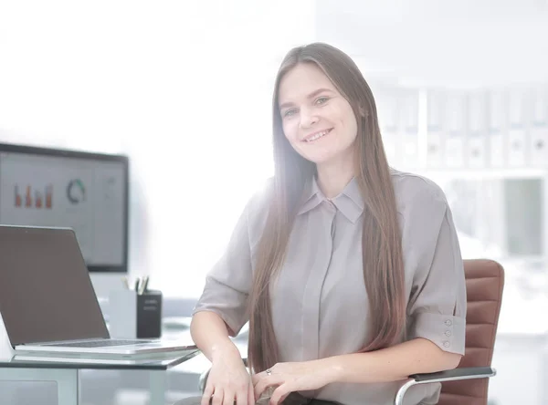 Gros plan d'une jeune femme d'affaires souriante assise sur son lieu de travail — Photo