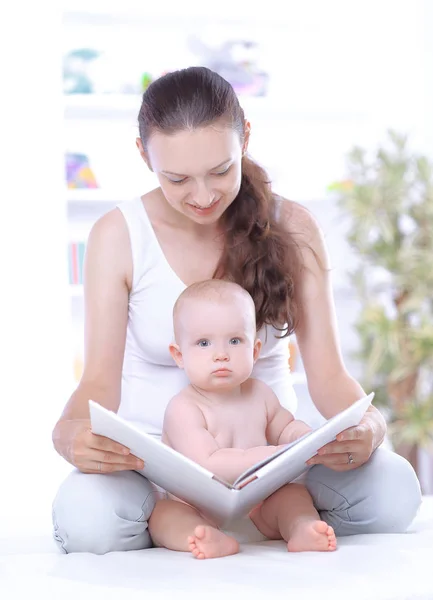 Charmante moeder lezen van een boek aan haar baby — Stockfoto
