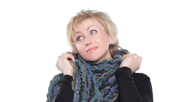 Vértes egy elegáns nő csomagolva egy kötött scarf.i — Stock Fotó