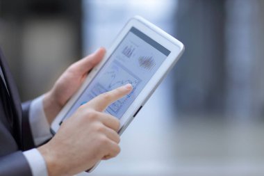 mali ile dijital bir tablet üzerinde çalışan up.businessman kapatın