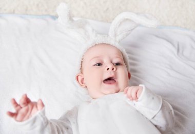 yakın çekim. Bebeği tavşan kıyafetli gülümseyen .