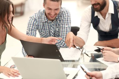 Kapat. İş ekibi iş belgelerini tartışıyor.