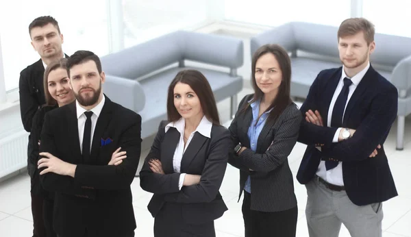 Primer plano. Un grupo de personas de negocios exitosas de pie en el pasillo de oficinas — Foto de Stock