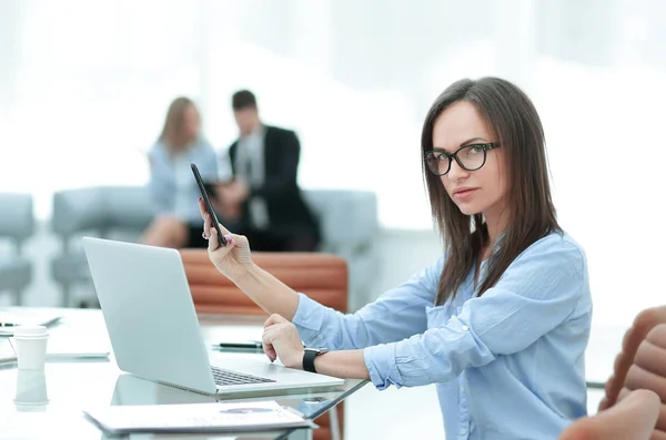 Skjuten av en attraktiv mogen affärskvinna som arbetar på laptop i sin arbetsstation. — Stockfoto
