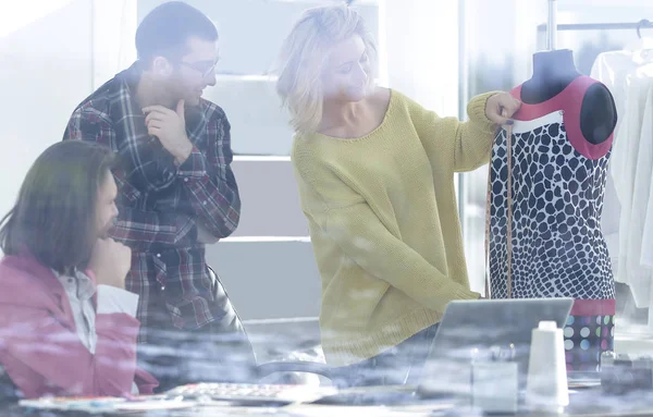 Vista desde detrás de glass.designers trabajo en un estudio moderno — Foto de Stock