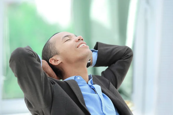 Träumt davon, dass ein Geschäftsmann am Schreibtisch sitzt — Stockfoto