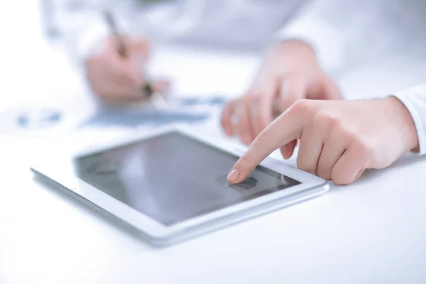 Close up.businessman apuntando con bolígrafo en una pantalla de tableta digital . — Foto de Stock