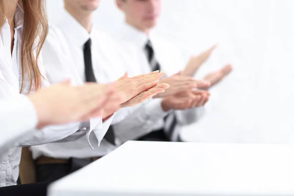 Up.business team applaudisseren tijdens de bijeenkomst te sluiten — Stockfoto