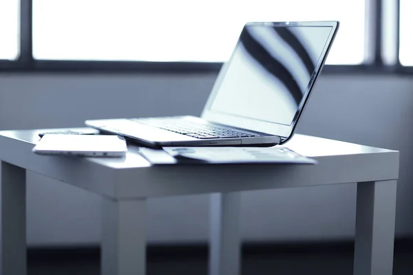 Laptop und Arbeitsunterlagen auf dem Schreibtisch — Stockfoto