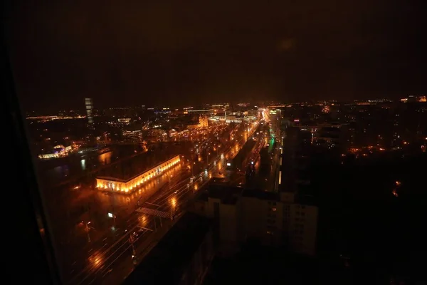 Vue du soir sur la ville depuis la fenêtre du bureau — Photo