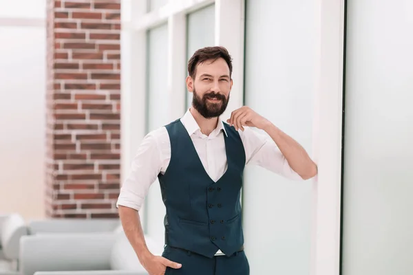 Exitoso hombre de negocios de pie en una oficina moderna — Foto de Stock