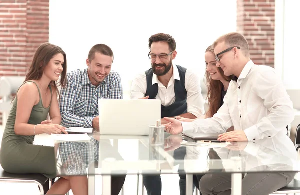 Moderno team aziendale che utilizza un computer portatile sul posto di lavoro — Foto Stock