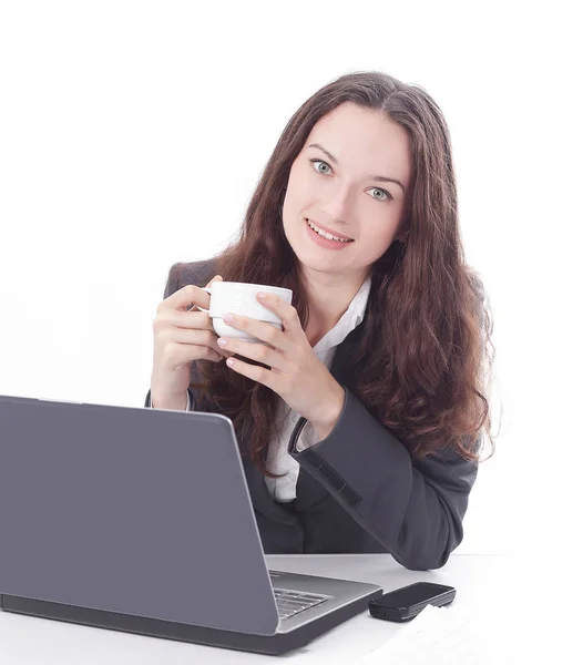 Mujer de negocios moderna con taza de café en el lugar de trabajo . — Foto de Stock