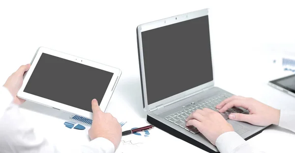 Da vicino.dipendenti utilizzare un computer portatile e tablet per il lavoro — Foto Stock