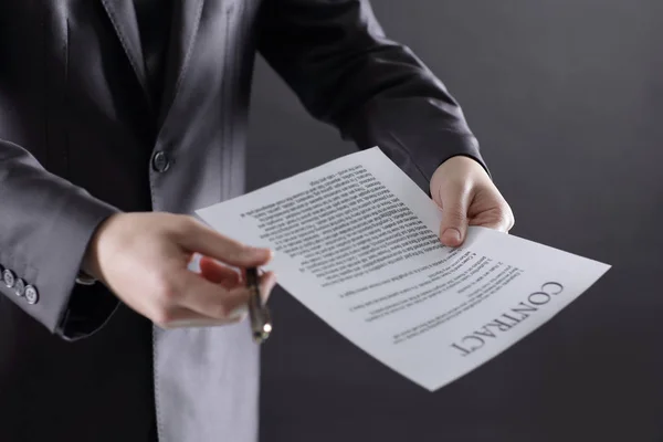 Бизнесмен читает условия нового контракта . — стоковое фото