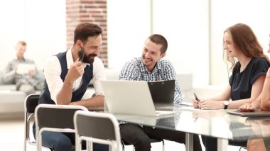 İş ekibi yeni bir girişim için fikirleri tartışıyor