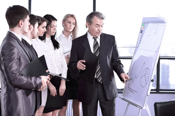 Zakenman wijzen met pen op de flipchart — Stockfoto