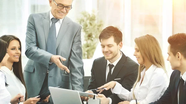 başarılı bir iş adamı ve iş takım modern ofisindeki bir seminerde