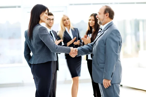 Reuniones de negocios socios de negocios en una oficina con un apretón de manos — Foto de Stock