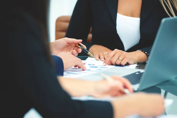 Gruppo di economisti che lavorano con i grafici finanziari — Foto Stock