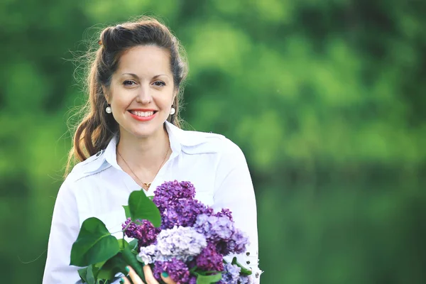 Retrato de mujer embarazada feliz con ramo de lilas — Foto de Stock