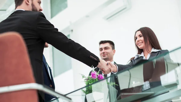 Handshake obchodních partnerů po projednání smlouvy na pracovišti v moderní kanceláři — Stock fotografie