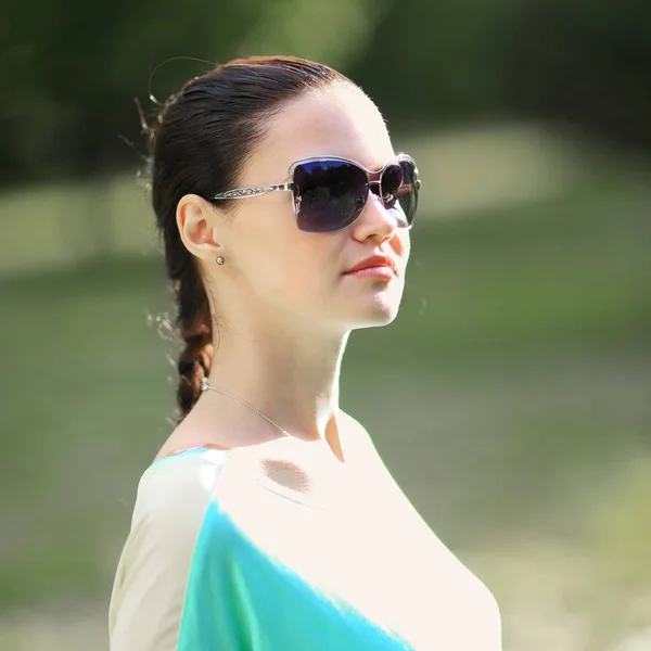 Portrait of the young beautiful smiling woman outdoors — Stock Photo, Image