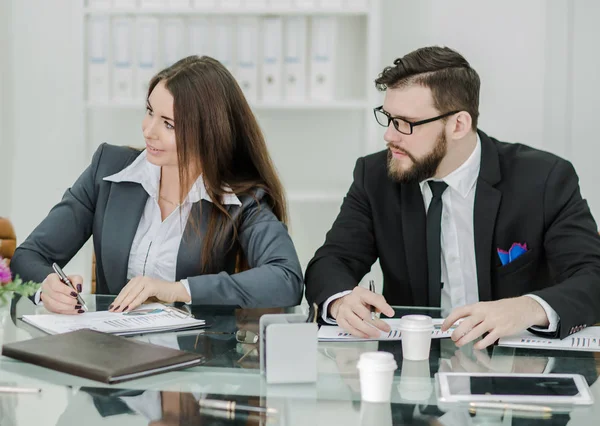 Equipo empresarial exitoso está preparando una presentación de un nuevo proyecto financiero — Foto de Stock