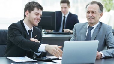 ofiste finansal belgeler ile çalışan işçilerin